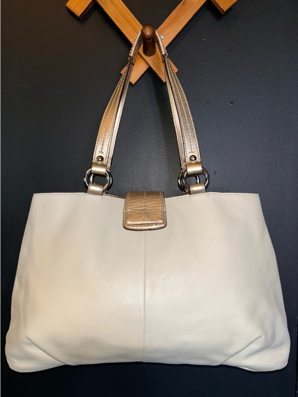 Coach Soho East West Leather Tote bag, model (A1293-F18751) -EUC- - Picture 4 of 16